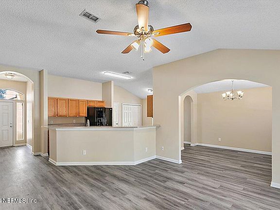 4th image of 869 MACKENZIE Circle