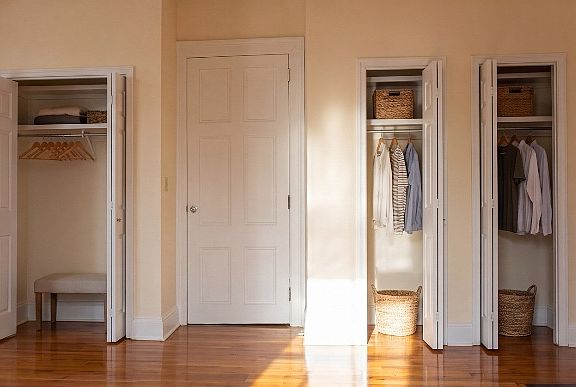 Exceptionally extra large bedroom (continued)