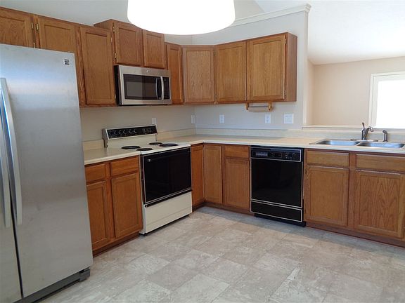 3rd image of 833 W Rosewood Dr