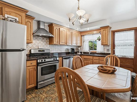 5th image of 78 E Almira St