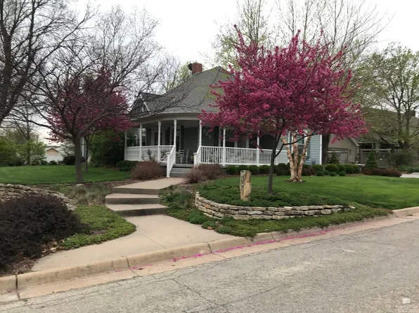 525 W 6th St, Chapman, KS 67431