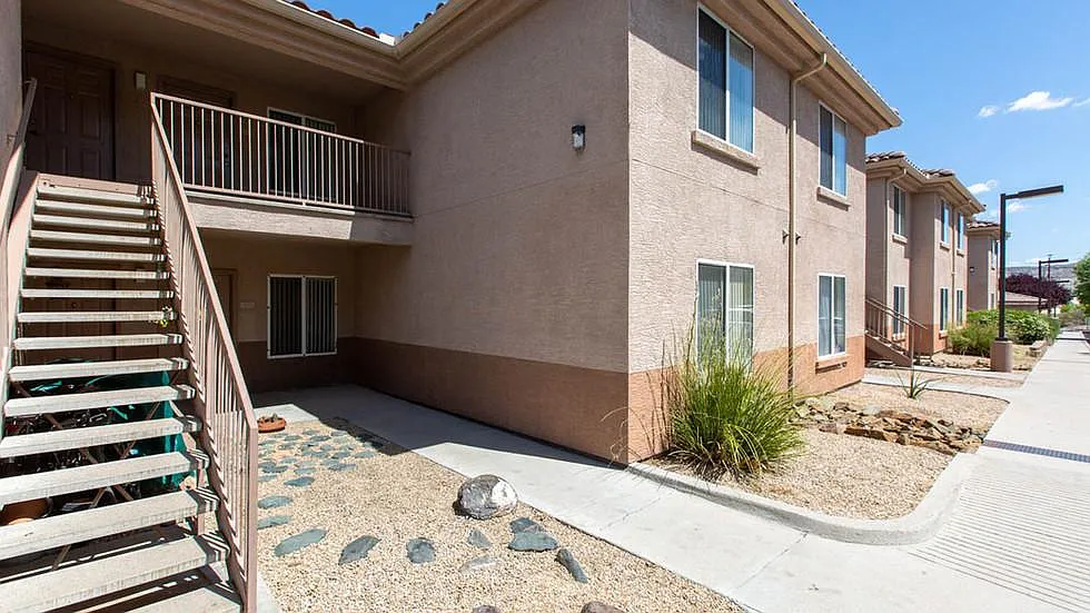 Parkway Apartments — Photo 1