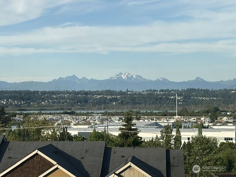 4th image of 527 Pilchuck Path