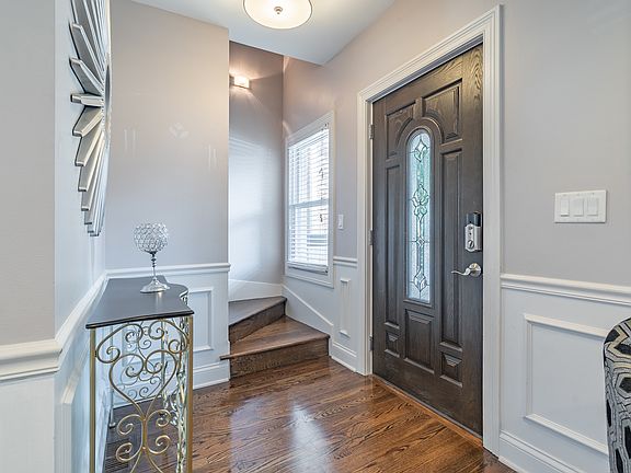 2nd image of 913 Ferdinand Ave
