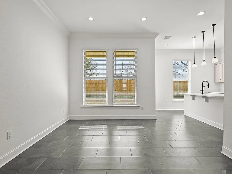 38405 Parliament Dr — Photo 4