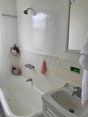 Rented by M.Grossman R.E. Management | media 7