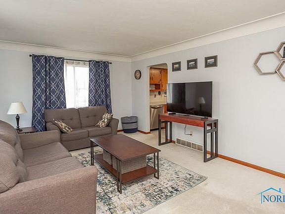 3rd image of 613 Valley Dr