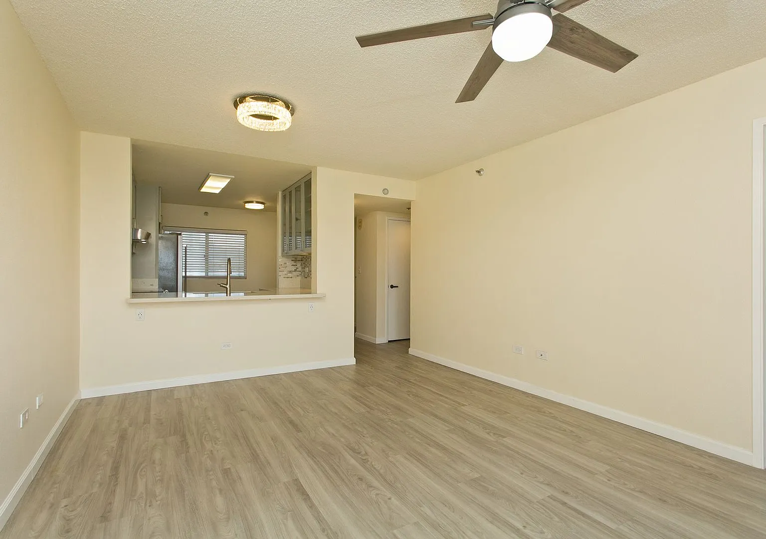 Beautiful Upgraded 2 Bed 2 Ba 2 Parking Unit In Salt Lake — Photo 4
