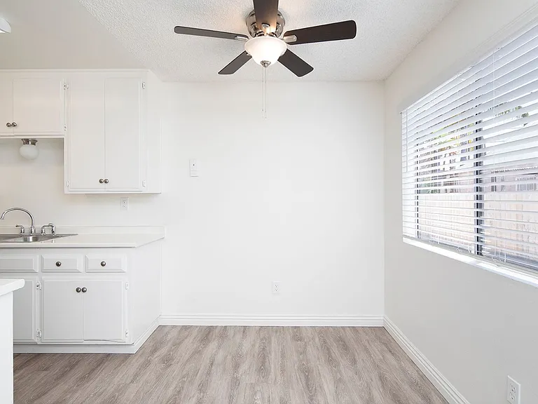 Twin Oaks Apartments — Photo 9
