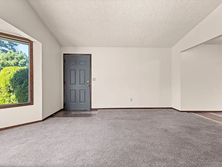 3605 NE 49th St — Photo 7