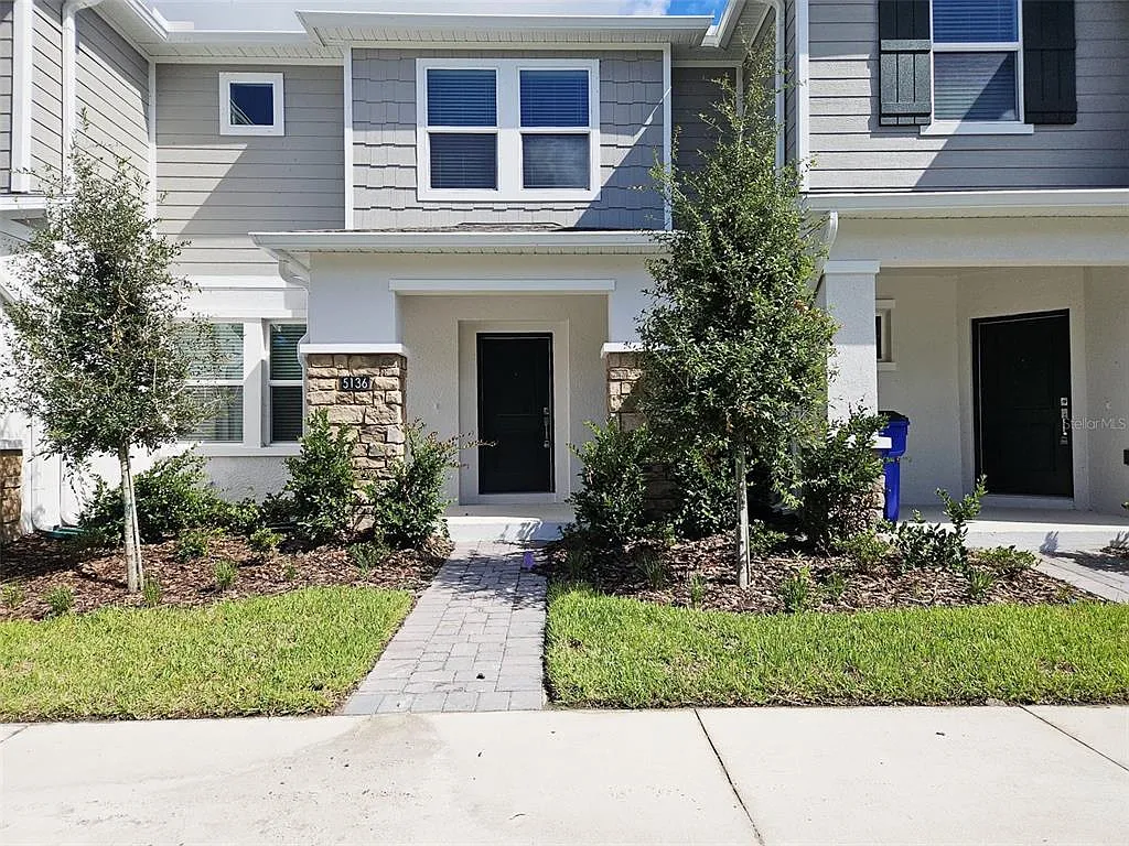 3 bed, 2.5 bath, 2614 sqft, $2,200 — Photo 1