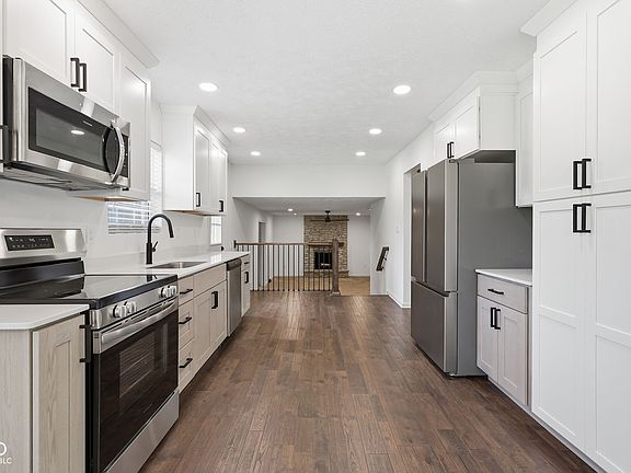 4th image of 5060 Staughton Dr