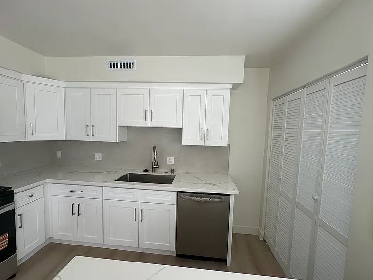 215 Sinclair Ave #215 — Photo 8