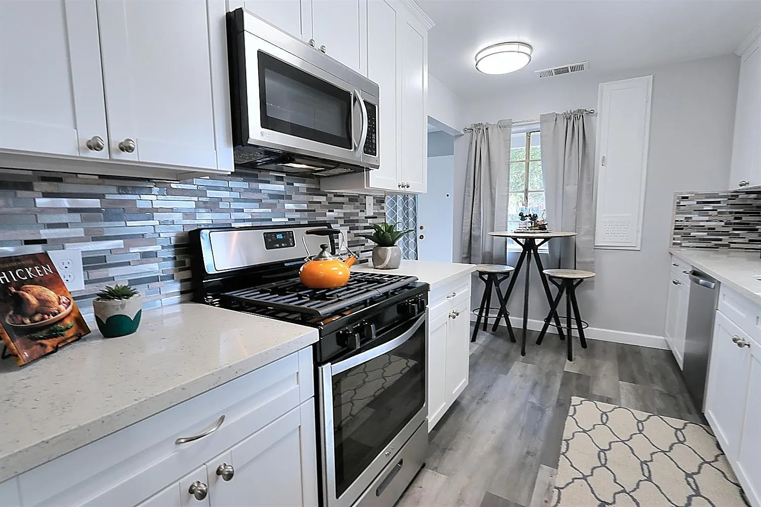 3 bed, 1210 sqft, $3,000 — Photo 4