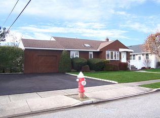 78 E End Ave, Hicksville, NY 11801