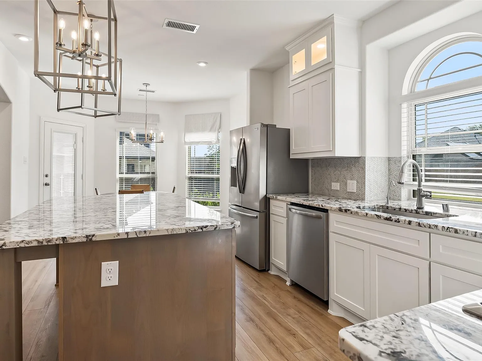5 bed, 3969 sqft, $4,900 — Photo 4