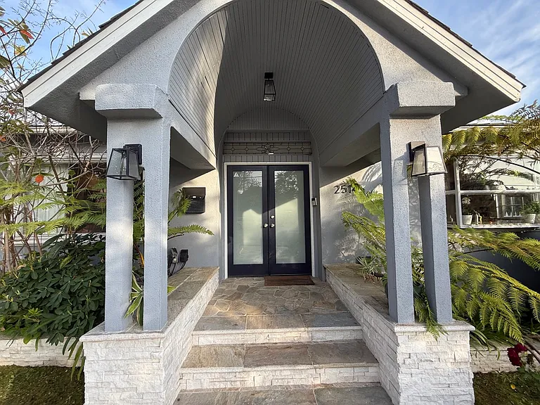 2514 Pearl St — Photo 2