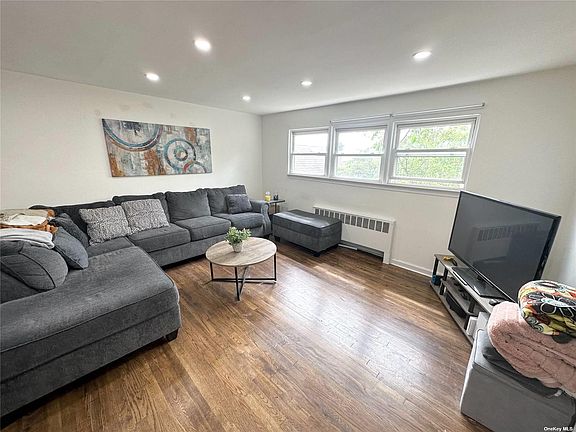 3rd image of 304 Lincoln Blvd