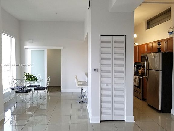 3rd image of 455 NE 25th St APT 909
