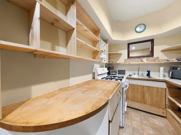 380 Riverside Drive image 5 of 6