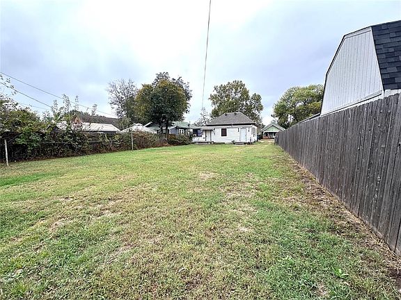 4th image of 611 N Chapman Ave