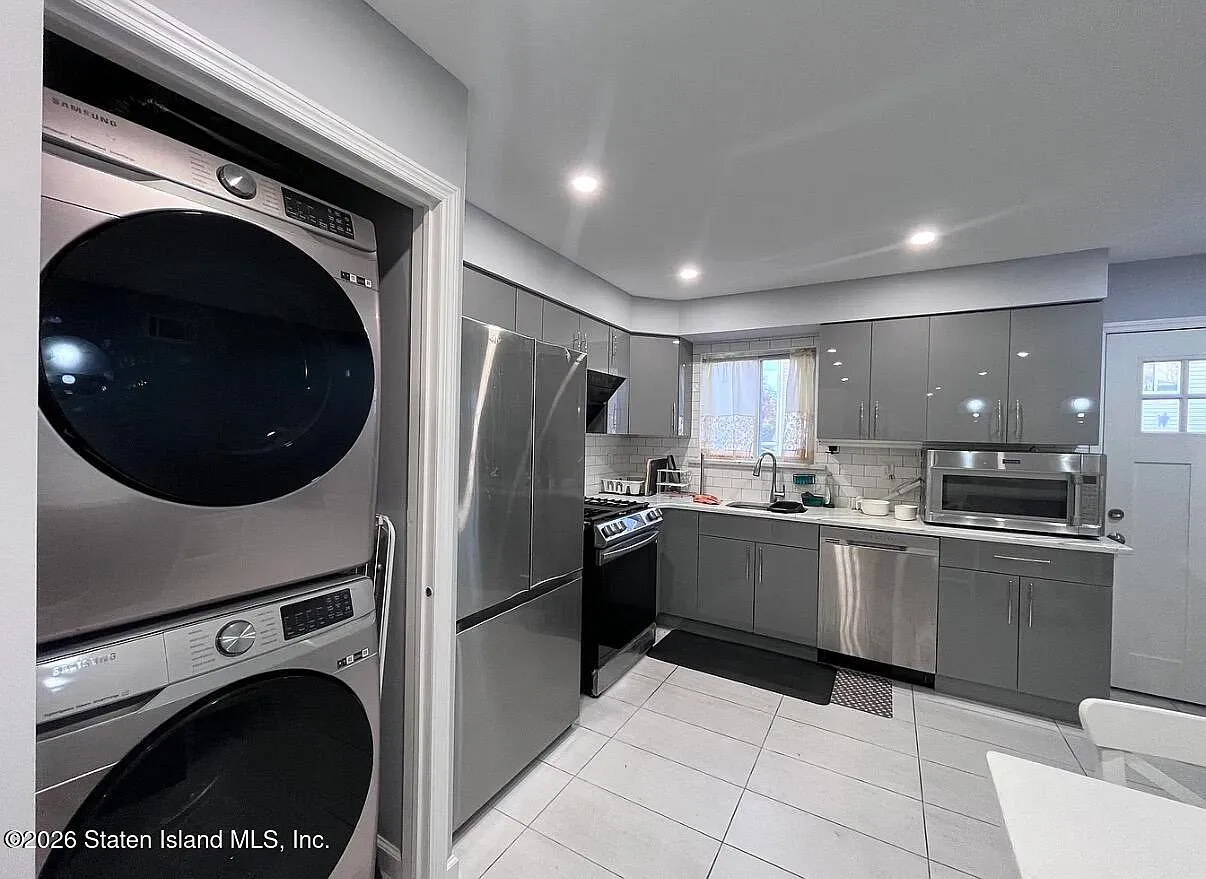 3 bed, 1.5 bath, 1176 sqft, $3,200 — Photo 2