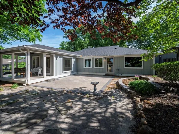 137 Bermuda Run Dr N, Advance, NC 27006
