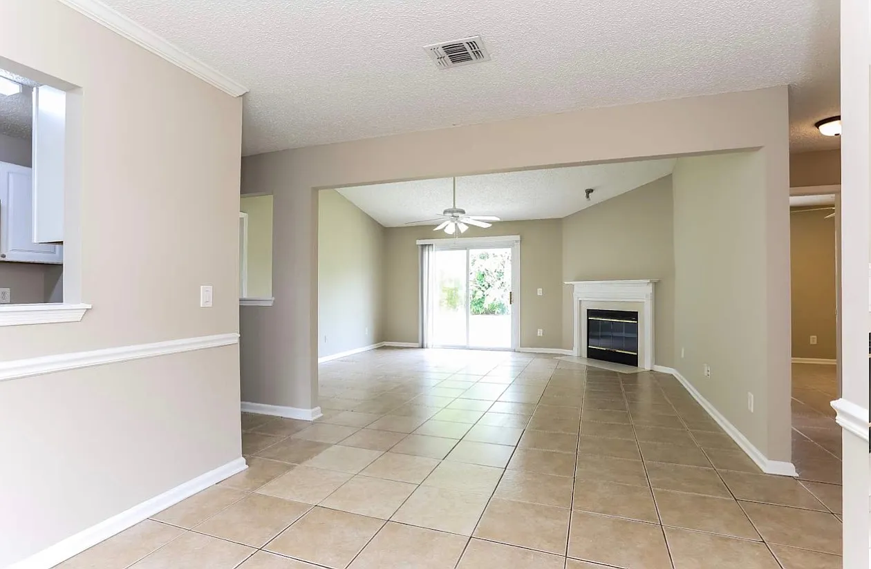 3 bed, 1292 sqft, $2,193 — Photo 3