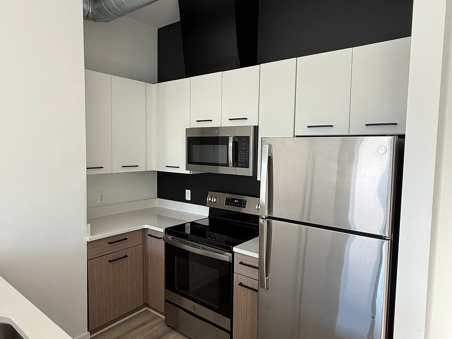 2 bed, 885 sqft, $2,610 — Photo 2