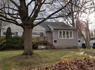 8 Mountain View Rd, Cresskill, NJ 07626