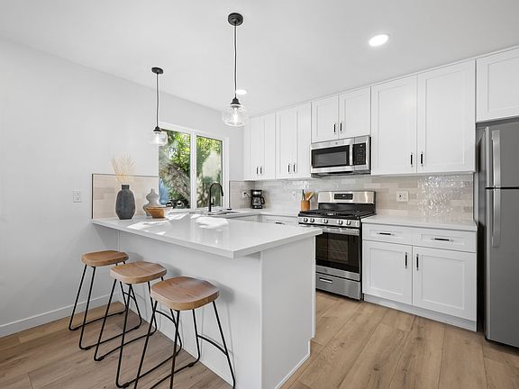 3rd image of 834 Island Ct