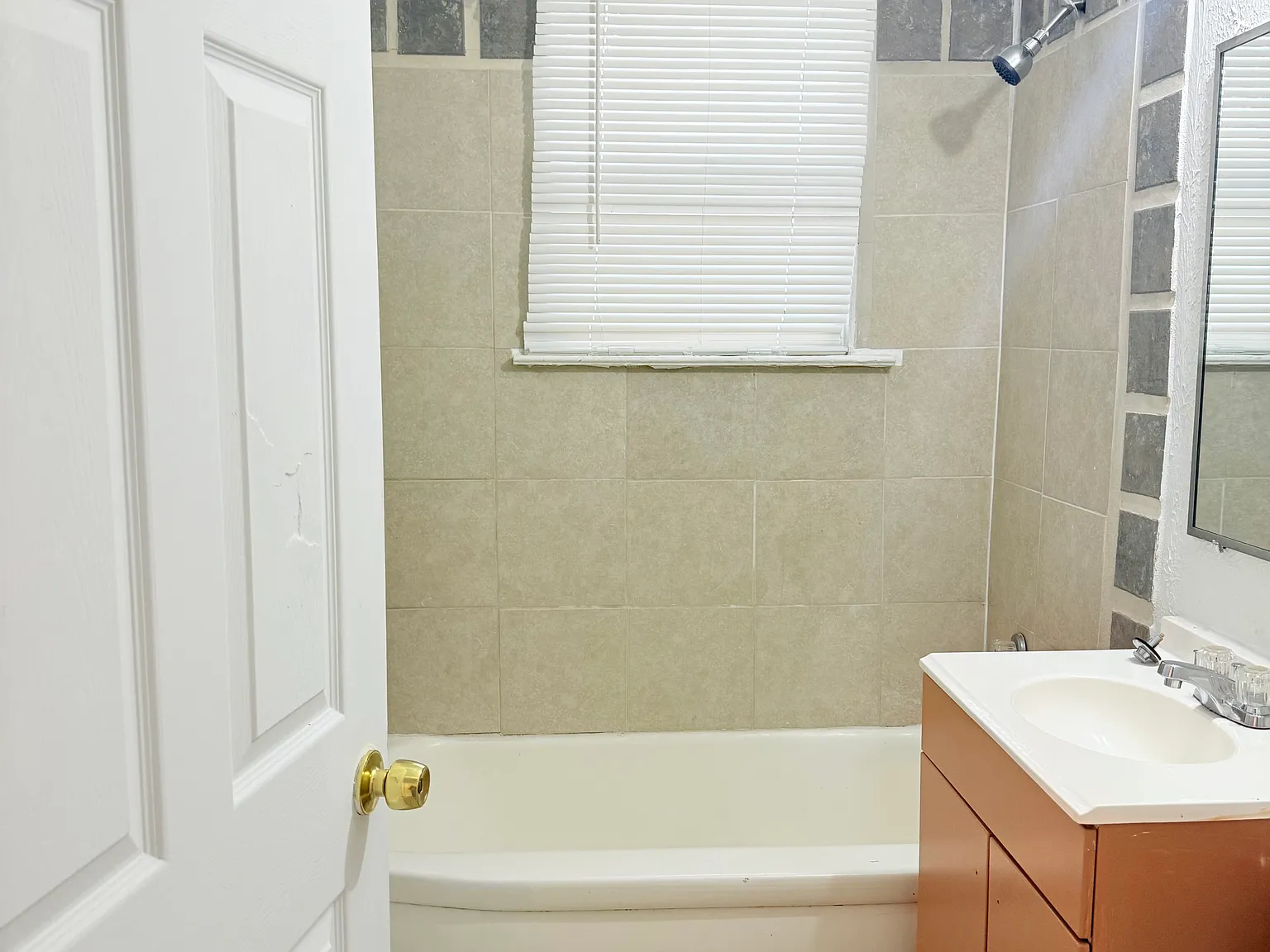 1 bed, 1064 sqft, $850 — Photo 2