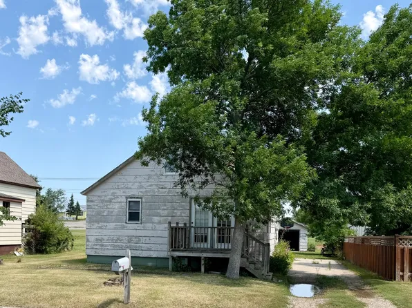 117 N 10th St, Wishek, ND 58495