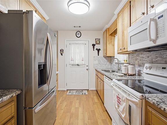 5th image of 212 Forest St