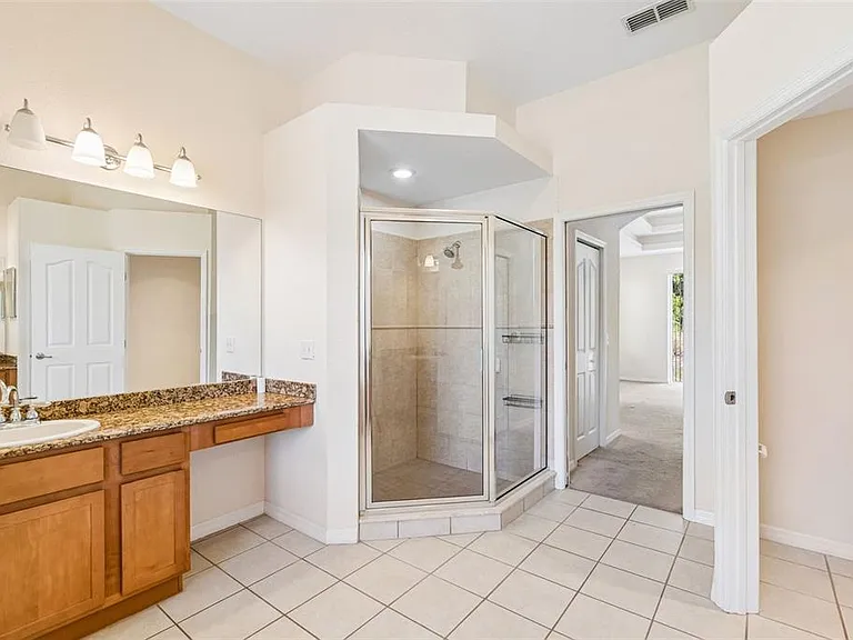 37 Greenpark Blvd — Photo 40
