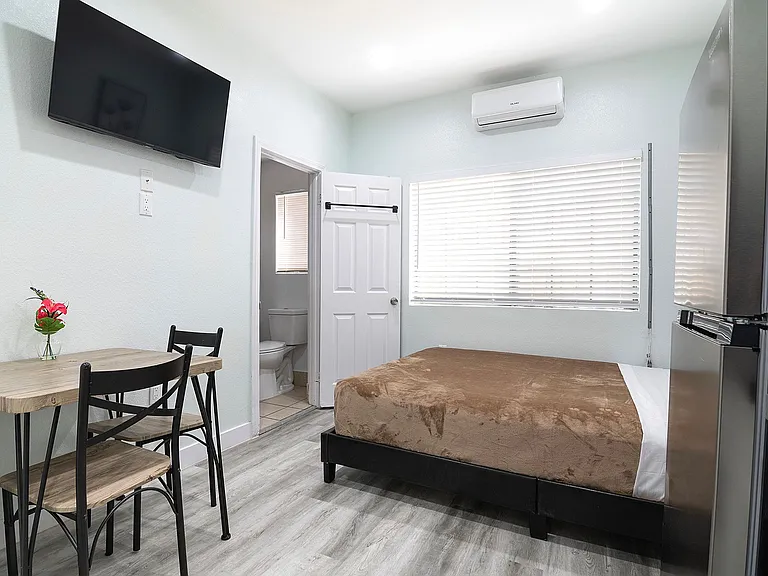 Michigan Avenue Apartments — Photo 12