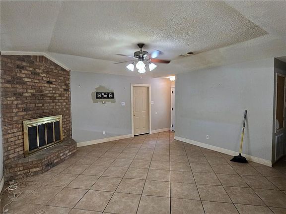 4th image of 2405 Williamsburg Dr
