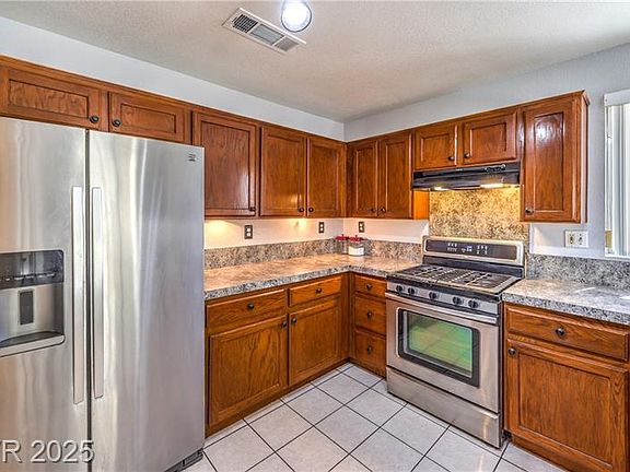 Updated kitchen appliances and finishings