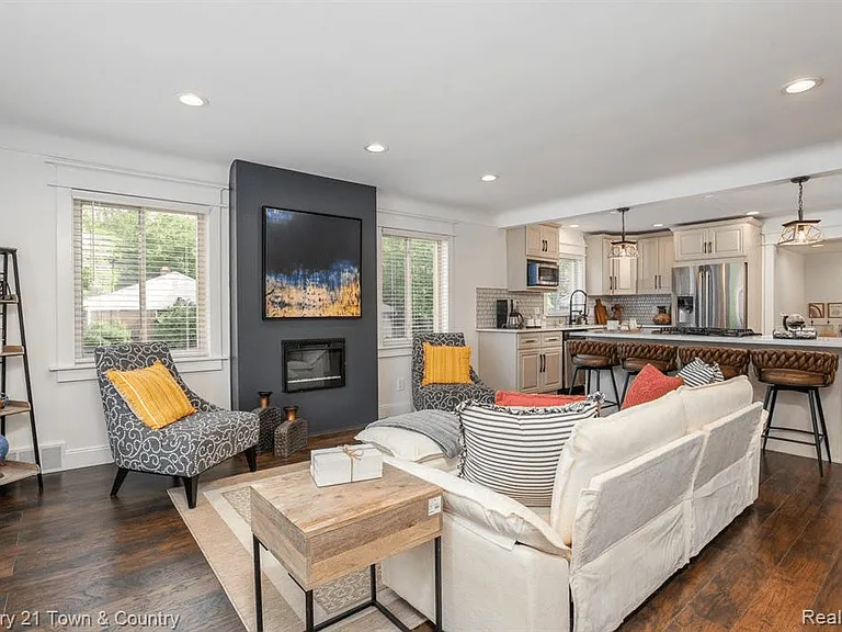 28588 Pierce St — Photo 5