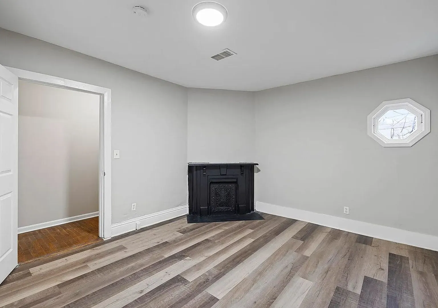 Stunning! Three Bedroom House! — Photo 3