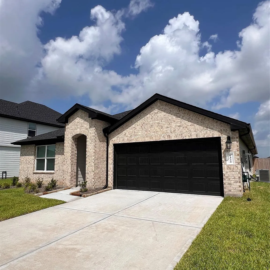 4 bed, 3.0 bath, 2199 sqft, $2,500 — Photo 1