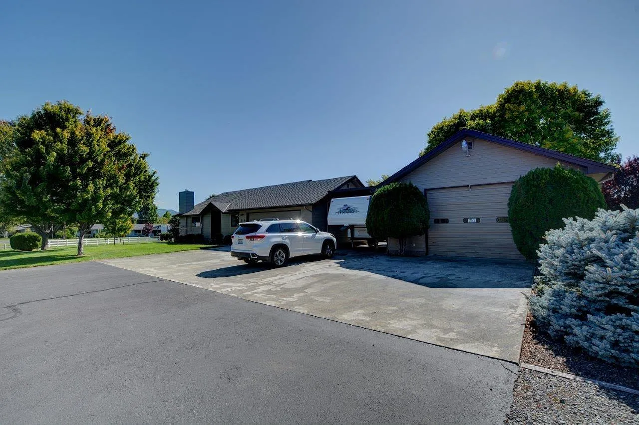 202 Parkhill Pl photo 1