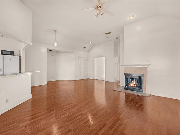 5th image of 244 Boxmere Pl