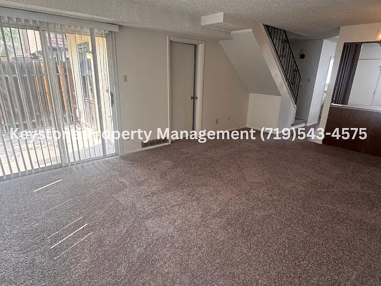 Updated 2 Bedroom Belmont Townhome with Attached Garage & Fenced Yard $1300/$1300 — Photo 5
