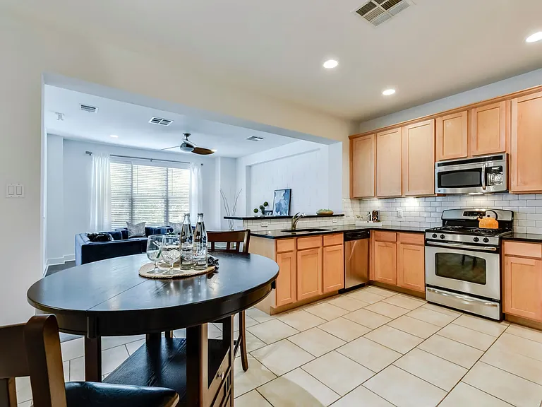 2608 E 6th St #8 — Photo 10