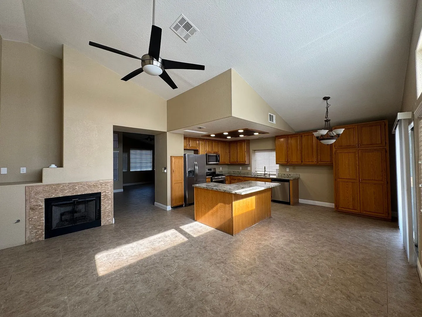 1 story home, 4brs, 2bath, 2cg — Photo 4