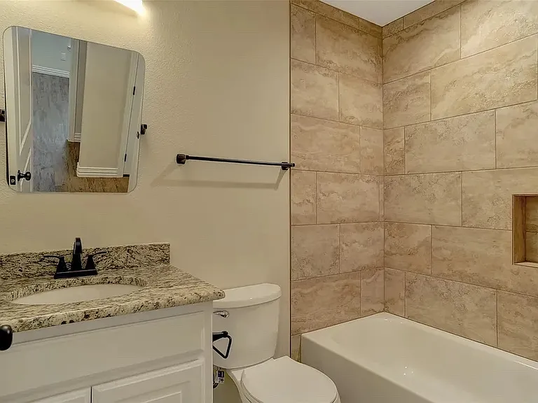 925 N Barrett Ave — Photo 3