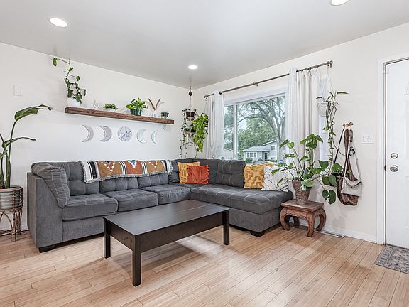 3rd image of 18548 W Woodland Ter