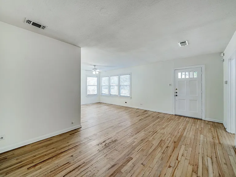 136 Harmon Dr — Photo 4