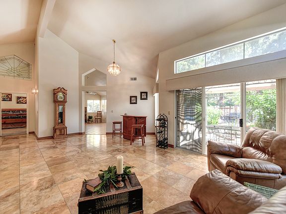 3rd image of 210 Baurer Cir